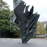 Die Skulptur Die Flamme stammt von dem Bildhauer Bernhard Heiliger aus den Jahren 1962-63 und steht am Ernst-Reuter-Platz vor Gebäuden der TU Berlin