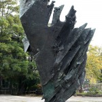 Die Skulptur Die Flamme stammt von dem Bildhauer Bernhard Heiliger aus den Jahren 1962-63 und steht am Ernst-Reuter-Platz vor Gebäuden der TU Berlin