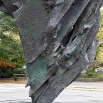 Die Skulptur Die Flamme stammt von dem Bildhauer Bernhard Heiliger aus den Jahren 1962-63 und steht am Ernst-Reuter-Platz vor Gebäuden der TU Berlin