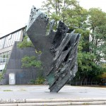 Die Skulptur Die Flamme stammt von dem Bildhauer Bernhard Heiliger aus den Jahren 1962-63 und steht am Ernst-Reuter-Platz vor Gebäuden der TU Berlin