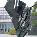 Die Skulptur Die Flamme stammt von dem Bildhauer Bernhard Heiliger aus den Jahren 1962-63 und steht am Ernst-Reuter-Platz vor Gebäuden der TU Berlin