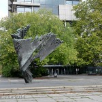 Die Skulptur Die Flamme stammt von dem Bildhauer Bernhard Heiliger aus den Jahren 1962-63 und steht am Ernst-Reuter-Platz vor Gebäuden der TU Berlin