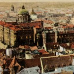 Historische, kolorierte Postkarte mit der Abbildung des Berliner Zentrums mit Stadtschloss, Dom sowie Wohn- und Geschäftsblöcken vom Roten Rathaus aus betrachtet. Die Karte wurde am 14.1.2014 versendet.