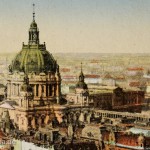 Historische, kolorierte Postkarte mit der Abbildung des Berliner Zentrums mit Stadtschloss, Dom sowie Wohn- und Geschäftsblöcken vom Roten Rathaus aus betrachtet. Die Karte wurde am 14.1.2014 versendet.