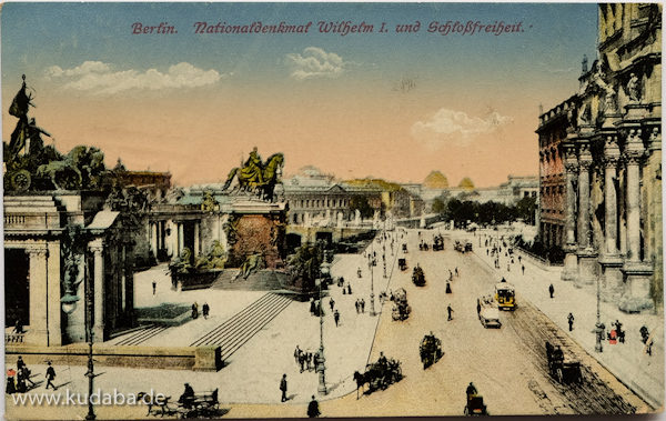 Vorderseite der Postkarte: Abgebildet ist das ehemalige Nationaldenkmal Wilhelm I., die Schlossfreiheit sowie Teile der Westfassade des Berliner Stadtschlosses. Im Hintergrund ist die Schlossbrücke, das Zeughaus und das Alte Museum zu erkennen.