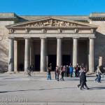 Die Neue Wache an der Prachtstraße Unter den Linden in Berlin-Mitte wurde von Karl Friedrich Schinkel gestaltet und zwischen 1816 und 1818 als Wachhaus für die Wache des Königs und als Gedenkstätte für die Befreiungskriege (1813 - 1815) gegen Napoleon Bonaparte errichtet. Heute ist sie Zentrale Gedenkstätte der Bundesrepublik Deutschland für die Opfer von Krieg und Gewaltherrschaft.