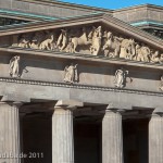 Die Neue Wache an der Prachtstraße Unter den Linden in Berlin-Mitte wurde von Karl Friedrich Schinkel gestaltet und zwischen 1816 und 1818 als Wachhaus für die Wache des Königs und als Gedenkstätte für die Befreiungskriege (1813 - 1815) gegen Napoleon Bonaparte errichtet. Heute ist sie Zentrale Gedenkstätte der Bundesrepublik Deutschland für die Opfer von Krieg und Gewaltherrschaft.