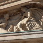 Die Neue Wache an der Prachtstraße Unter den Linden in Berlin-Mitte wurde von Karl Friedrich Schinkel gestaltet und zwischen 1816 und 1818 als Wachhaus für die Wache des Königs und als Gedenkstätte für die Befreiungskriege (1813 - 1815) gegen Napoleon Bonaparte errichtet. Heute ist sie Zentrale Gedenkstätte der Bundesrepublik Deutschland für die Opfer von Krieg und Gewaltherrschaft.