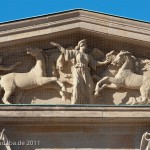 Die Neue Wache an der Prachtstraße Unter den Linden in Berlin-Mitte wurde von Karl Friedrich Schinkel gestaltet und zwischen 1816 und 1818 als Wachhaus für die Wache des Königs und als Gedenkstätte für die Befreiungskriege (1813 - 1815) gegen Napoleon Bonaparte errichtet. Heute ist sie Zentrale Gedenkstätte der Bundesrepublik Deutschland für die Opfer von Krieg und Gewaltherrschaft.