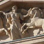 Die Neue Wache an der Prachtstraße Unter den Linden in Berlin-Mitte wurde von Karl Friedrich Schinkel gestaltet und zwischen 1816 und 1818 als Wachhaus für die Wache des Königs und als Gedenkstätte für die Befreiungskriege (1813 - 1815) gegen Napoleon Bonaparte errichtet. Heute ist sie Zentrale Gedenkstätte der Bundesrepublik Deutschland für die Opfer von Krieg und Gewaltherrschaft.