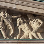 Die Neue Wache an der Prachtstraße Unter den Linden in Berlin-Mitte wurde von Karl Friedrich Schinkel gestaltet und zwischen 1816 und 1818 als Wachhaus für die Wache des Königs und als Gedenkstätte für die Befreiungskriege (1813 - 1815) gegen Napoleon Bonaparte errichtet. Heute ist sie Zentrale Gedenkstätte der Bundesrepublik Deutschland für die Opfer von Krieg und Gewaltherrschaft.