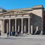 Die Neue Wache an der Prachtstraße Unter den Linden in Berlin-Mitte wurde von Karl Friedrich Schinkel gestaltet und zwischen 1816 und 1818 als Wachhaus für die Wache des Königs und als Gedenkstätte für die Befreiungskriege (1813 - 1815) gegen Napoleon Bonaparte errichtet. Heute ist sie Zentrale Gedenkstätte der Bundesrepublik Deutschland für die Opfer von Krieg und Gewaltherrschaft.