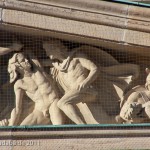 Die Neue Wache an der Prachtstraße Unter den Linden in Berlin-Mitte wurde von Karl Friedrich Schinkel gestaltet und zwischen 1816 und 1818 als Wachhaus für die Wache des Königs und als Gedenkstätte für die Befreiungskriege (1813 - 1815) gegen Napoleon Bonaparte errichtet. Heute ist sie Zentrale Gedenkstätte der Bundesrepublik Deutschland für die Opfer von Krieg und Gewaltherrschaft.