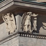 Die Neue Wache an der Prachtstraße Unter den Linden in Berlin-Mitte wurde von Karl Friedrich Schinkel gestaltet und zwischen 1816 und 1818 als Wachhaus für die Wache des Königs und als Gedenkstätte für die Befreiungskriege (1813 - 1815) gegen Napoleon Bonaparte errichtet. Heute ist sie Zentrale Gedenkstätte der Bundesrepublik Deutschland für die Opfer von Krieg und Gewaltherrschaft.