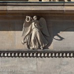 Die Neue Wache an der Prachtstraße Unter den Linden in Berlin-Mitte wurde von Karl Friedrich Schinkel gestaltet und zwischen 1816 und 1818 als Wachhaus für die Wache des Königs und als Gedenkstätte für die Befreiungskriege (1813 - 1815) gegen Napoleon Bonaparte errichtet. Heute ist sie Zentrale Gedenkstätte der Bundesrepublik Deutschland für die Opfer von Krieg und Gewaltherrschaft.