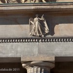 Die Neue Wache an der Prachtstraße Unter den Linden in Berlin-Mitte wurde von Karl Friedrich Schinkel gestaltet und zwischen 1816 und 1818 als Wachhaus für die Wache des Königs und als Gedenkstätte für die Befreiungskriege (1813 - 1815) gegen Napoleon Bonaparte errichtet. Heute ist sie Zentrale Gedenkstätte der Bundesrepublik Deutschland für die Opfer von Krieg und Gewaltherrschaft.