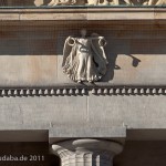 Die Neue Wache an der Prachtstraße Unter den Linden in Berlin-Mitte wurde von Karl Friedrich Schinkel gestaltet und zwischen 1816 und 1818 als Wachhaus für die Wache des Königs und als Gedenkstätte für die Befreiungskriege (1813 - 1815) gegen Napoleon Bonaparte errichtet. Heute ist sie Zentrale Gedenkstätte der Bundesrepublik Deutschland für die Opfer von Krieg und Gewaltherrschaft.