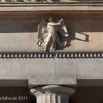 Die Neue Wache an der Prachtstraße Unter den Linden in Berlin-Mitte wurde von Karl Friedrich Schinkel gestaltet und zwischen 1816 und 1818 als Wachhaus für die Wache des Königs und als Gedenkstätte für die Befreiungskriege (1813 - 1815) gegen Napoleon Bonaparte errichtet. Heute ist sie Zentrale Gedenkstätte der Bundesrepublik Deutschland für die Opfer von Krieg und Gewaltherrschaft.