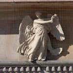 Die Neue Wache an der Prachtstraße Unter den Linden in Berlin-Mitte wurde von Karl Friedrich Schinkel gestaltet und zwischen 1816 und 1818 als Wachhaus für die Wache des Königs und als Gedenkstätte für die Befreiungskriege (1813 - 1815) gegen Napoleon Bonaparte errichtet. Heute ist sie Zentrale Gedenkstätte der Bundesrepublik Deutschland für die Opfer von Krieg und Gewaltherrschaft.