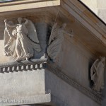 Die Neue Wache an der Prachtstraße Unter den Linden in Berlin-Mitte wurde von Karl Friedrich Schinkel gestaltet und zwischen 1816 und 1818 als Wachhaus für die Wache des Königs und als Gedenkstätte für die Befreiungskriege (1813 - 1815) gegen Napoleon Bonaparte errichtet. Heute ist sie Zentrale Gedenkstätte der Bundesrepublik Deutschland für die Opfer von Krieg und Gewaltherrschaft.