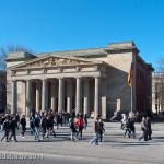 Die Neue Wache an der Prachtstraße Unter den Linden in Berlin-Mitte wurde von Karl Friedrich Schinkel gestaltet und zwischen 1816 und 1818 als Wachhaus für die Wache des Königs und als Gedenkstätte für die Befreiungskriege (1813 - 1815) gegen Napoleon Bonaparte errichtet. Heute ist sie Zentrale Gedenkstätte der Bundesrepublik Deutschland für die Opfer von Krieg und Gewaltherrschaft.