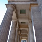 Die Neue Wache an der Prachtstraße Unter den Linden in Berlin-Mitte wurde von Karl Friedrich Schinkel gestaltet und zwischen 1816 und 1818 als Wachhaus für die Wache des Königs und als Gedenkstätte für die Befreiungskriege (1813 - 1815) gegen Napoleon Bonaparte errichtet. Heute ist sie Zentrale Gedenkstätte der Bundesrepublik Deutschland für die Opfer von Krieg und Gewaltherrschaft.