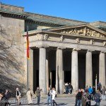 Die Neue Wache an der Prachtstraße Unter den Linden in Berlin-Mitte wurde von Karl Friedrich Schinkel gestaltet und zwischen 1816 und 1818 als Wachhaus für die Wache des Königs und als Gedenkstätte für die Befreiungskriege (1813 - 1815) gegen Napoleon Bonaparte errichtet. Heute ist sie Zentrale Gedenkstätte der Bundesrepublik Deutschland für die Opfer von Krieg und Gewaltherrschaft.