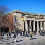 Die Neue Wache an der Prachtstraße Unter den Linden in Berlin-Mitte wurde von Karl Friedrich Schinkel gestaltet und zwischen 1816 und 1818 als Wachhaus für die Wache des Königs und als Gedenkstätte für die Befreiungskriege (1813 - 1815) gegen Napoleon Bonaparte errichtet. Heute ist sie Zentrale Gedenkstätte der Bundesrepublik Deutschland für die Opfer von Krieg und Gewaltherrschaft.