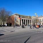 Die Neue Wache an der Prachtstraße Unter den Linden in Berlin-Mitte wurde von Karl Friedrich Schinkel gestaltet und zwischen 1816 und 1818 als Wachhaus für die Wache des Königs und als Gedenkstätte für die Befreiungskriege (1813 - 1815) gegen Napoleon Bonaparte errichtet. Heute ist sie Zentrale Gedenkstätte der Bundesrepublik Deutschland für die Opfer von Krieg und Gewaltherrschaft.