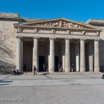 Die Neue Wache an der Prachtstraße Unter den Linden in Berlin-Mitte wurde von Karl Friedrich Schinkel gestaltet und zwischen 1816 und 1818 als Wachhaus für die Wache des Königs und als Gedenkstätte für die Befreiungskriege (1813 - 1815) gegen Napoleon Bonaparte errichtet. Heute ist sie Zentrale Gedenkstätte der Bundesrepublik Deutschland für die Opfer von Krieg und Gewaltherrschaft.