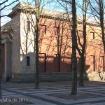 Die Neue Wache an der Prachtstraße Unter den Linden in Berlin-Mitte wurde von Karl Friedrich Schinkel gestaltet und zwischen 1816 und 1818 als Wachhaus für die Wache des Königs und als Gedenkstätte für die Befreiungskriege (1813 - 1815) gegen Napoleon Bonaparte errichtet. Heute ist sie Zentrale Gedenkstätte der Bundesrepublik Deutschland für die Opfer von Krieg und Gewaltherrschaft.