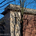 Die Neue Wache an der Prachtstraße Unter den Linden in Berlin-Mitte wurde von Karl Friedrich Schinkel gestaltet und zwischen 1816 und 1818 als Wachhaus für die Wache des Königs und als Gedenkstätte für die Befreiungskriege (1813 - 1815) gegen Napoleon Bonaparte errichtet. Heute ist sie Zentrale Gedenkstätte der Bundesrepublik Deutschland für die Opfer von Krieg und Gewaltherrschaft.