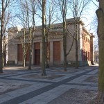 Die Neue Wache an der Prachtstraße Unter den Linden in Berlin-Mitte wurde von Karl Friedrich Schinkel gestaltet und zwischen 1816 und 1818 als Wachhaus für die Wache des Königs und als Gedenkstätte für die Befreiungskriege (1813 - 1815) gegen Napoleon Bonaparte errichtet. Heute ist sie Zentrale Gedenkstätte der Bundesrepublik Deutschland für die Opfer von Krieg und Gewaltherrschaft.