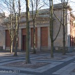Die Neue Wache an der Prachtstraße Unter den Linden in Berlin-Mitte wurde von Karl Friedrich Schinkel gestaltet und zwischen 1816 und 1818 als Wachhaus für die Wache des Königs und als Gedenkstätte für die Befreiungskriege (1813 - 1815) gegen Napoleon Bonaparte errichtet. Heute ist sie Zentrale Gedenkstätte der Bundesrepublik Deutschland für die Opfer von Krieg und Gewaltherrschaft.