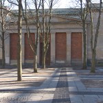 Die Neue Wache an der Prachtstraße Unter den Linden in Berlin-Mitte wurde von Karl Friedrich Schinkel gestaltet und zwischen 1816 und 1818 als Wachhaus für die Wache des Königs und als Gedenkstätte für die Befreiungskriege (1813 - 1815) gegen Napoleon Bonaparte errichtet. Heute ist sie Zentrale Gedenkstätte der Bundesrepublik Deutschland für die Opfer von Krieg und Gewaltherrschaft.