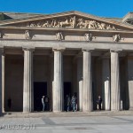 Die Neue Wache an der Prachtstraße Unter den Linden in Berlin-Mitte wurde von Karl Friedrich Schinkel gestaltet und zwischen 1816 und 1818 als Wachhaus für die Wache des Königs und als Gedenkstätte für die Befreiungskriege (1813 - 1815) gegen Napoleon Bonaparte errichtet. Heute ist sie Zentrale Gedenkstätte der Bundesrepublik Deutschland für die Opfer von Krieg und Gewaltherrschaft.