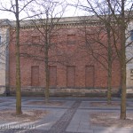 Die Neue Wache an der Prachtstraße Unter den Linden in Berlin-Mitte wurde von Karl Friedrich Schinkel gestaltet und zwischen 1816 und 1818 als Wachhaus für die Wache des Königs und als Gedenkstätte für die Befreiungskriege (1813 - 1815) gegen Napoleon Bonaparte errichtet. Heute ist sie Zentrale Gedenkstätte der Bundesrepublik Deutschland für die Opfer von Krieg und Gewaltherrschaft.