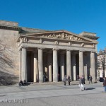 Die Neue Wache an der Prachtstraße Unter den Linden in Berlin-Mitte wurde von Karl Friedrich Schinkel gestaltet und zwischen 1816 und 1818 als Wachhaus für die Wache des Königs und als Gedenkstätte für die Befreiungskriege (1813 - 1815) gegen Napoleon Bonaparte errichtet. Heute ist sie Zentrale Gedenkstätte der Bundesrepublik Deutschland für die Opfer von Krieg und Gewaltherrschaft.