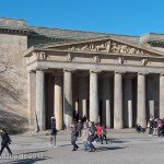 Die Neue Wache an der Prachtstraße Unter den Linden in Berlin-Mitte wurde von Karl Friedrich Schinkel gestaltet und zwischen 1816 und 1818 als Wachhaus für die Wache des Königs und als Gedenkstätte für die Befreiungskriege (1813 - 1815) gegen Napoleon Bonaparte errichtet. Heute ist sie Zentrale Gedenkstätte der Bundesrepublik Deutschland für die Opfer von Krieg und Gewaltherrschaft.