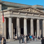 Die Neue Wache an der Prachtstraße Unter den Linden in Berlin-Mitte wurde von Karl Friedrich Schinkel gestaltet und zwischen 1816 und 1818 als Wachhaus für die Wache des Königs und als Gedenkstätte für die Befreiungskriege (1813 - 1815) gegen Napoleon Bonaparte errichtet. Heute ist sie Zentrale Gedenkstätte der Bundesrepublik Deutschland für die Opfer von Krieg und Gewaltherrschaft.