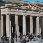Die Neue Wache an der Prachtstraße Unter den Linden in Berlin-Mitte wurde von Karl Friedrich Schinkel gestaltet und zwischen 1816 und 1818 als Wachhaus für die Wache des Königs und als Gedenkstätte für die Befreiungskriege (1813 - 1815) gegen Napoleon Bonaparte errichtet. Heute ist sie Zentrale Gedenkstätte der Bundesrepublik Deutschland für die Opfer von Krieg und Gewaltherrschaft.
