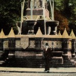 Historische Postkarte mit der Abbildung des ehemaligen Rolandbrunnens auf dem Kemperplatz, geschaffen 1902 von Otto Lessing, die am 16.02.1904 von Wilmersdorf nach Posen verschickt wurde.