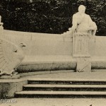 Historische Postkarte mit der Abbildung des Denkmals Albrecht II. an der ehemaligen Siegesallee (Denkmalgruppe 4) im Großen Tiergarten in Berlin, die am 20.7.1900 von Berlin nach Frankfurt am Main versendet wurde.