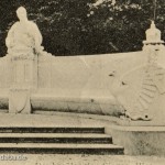 Historische Postkarte mit der Abbildung des Denkmals Albrecht II. an der ehemaligen Siegesallee (Denkmalgruppe 4) im Großen Tiergarten in Berlin, die am 20.7.1900 von Berlin nach Frankfurt am Main versendet wurde.