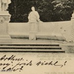 Historische Postkarte mit der Abbildung des Denkmals Albrecht II. an der ehemaligen Siegesallee (Denkmalgruppe 4) im Großen Tiergarten in Berlin, die am 20.7.1900 von Berlin nach Frankfurt am Main versendet wurde.