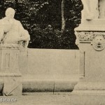 Historische Postkarte mit der Abbildung des Denkmals Albrecht II. an der ehemaligen Siegesallee (Denkmalgruppe 4) im Großen Tiergarten in Berlin, die am 20.7.1900 von Berlin nach Frankfurt am Main versendet wurde.