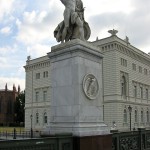 Die aus weißem Marmor aus Carrara angefertigte Skulptur "Athena unterrichtet den Jungen im Waffengebrauch" auf der Schlossbrücke in Berlin-Mitte stammt Hermann Schievelbein aus dem Jahr 1853.