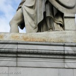 Die aus weißem Marmor aus Carrara angefertigte Skulptur "Athena unterrichtet den Jungen im Waffengebrauch" auf der Schlossbrücke in Berlin-Mitte stammt Hermann Schievelbein aus dem Jahr 1853.