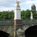 Die aus weißem Marmor aus Carrara angefertigte Skulptur "Athena unterrichtet den Jungen im Waffengebrauch" auf der Schlossbrücke in Berlin-Mitte stammt Hermann Schievelbein aus dem Jahr 1853.