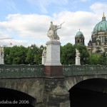 Die aus weißem Marmor aus Carrara angefertigte Skulptur "Athena unterrichtet den Jungen im Waffengebrauch" auf der Schlossbrücke in Berlin-Mitte stammt Hermann Schievelbein aus dem Jahr 1853.